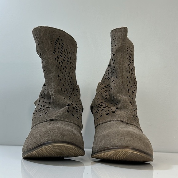 Naughty Monkey Love Story Harness Booties Size 9.5 - Picture 4 of 15